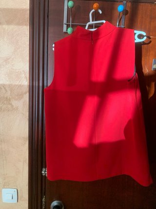 Blusa roja sin mangas con cremallera
