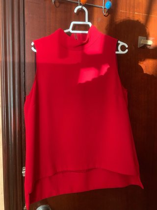 Blusa roja sin mangas con cremallera
