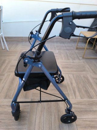Andador plegable 4 ruedas con freno y bolsa