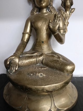 Escultura de bronce budista sentada