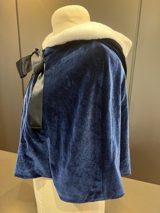 Capa terciopelo azul con forro rosa