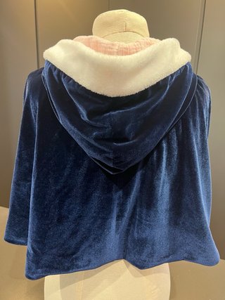 Capa terciopelo azul con forro rosa