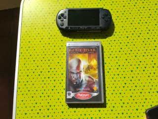 PSP Street + God of War Chains of Olympus