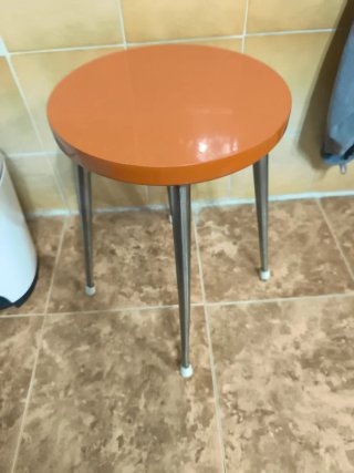 Taburete vintage naranja y metal
