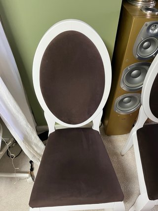 Sillas de comedor blancas y marrones