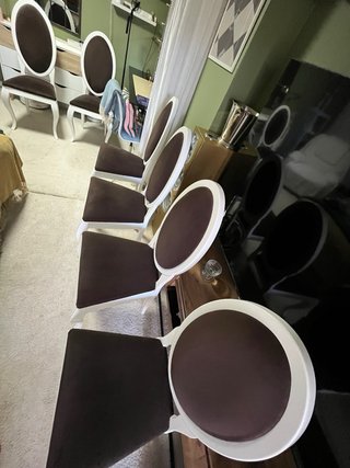 Sillas de comedor blancas y marrones