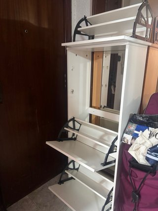 Zapatero blanco y madera
