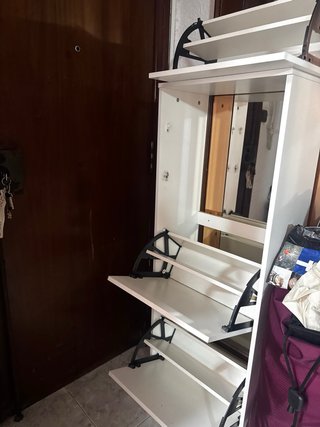 Zapatero blanco y madera