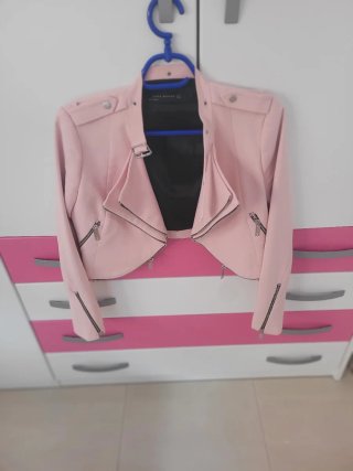 Chaqueta rosa estilo motero