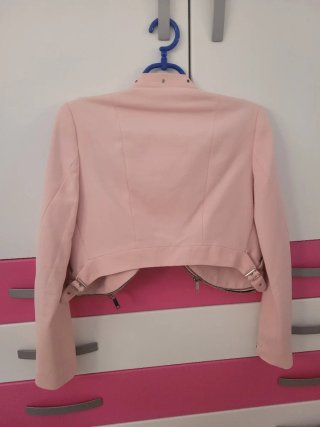 Chaqueta rosa estilo motero
