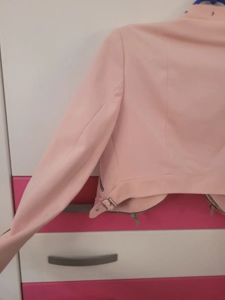 Chaqueta rosa estilo motero