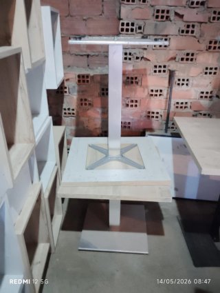 Mesa de bar cuadrada