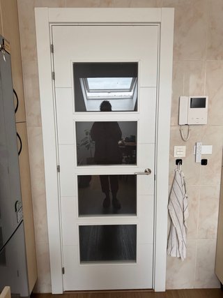 Puerta blanca con cristal