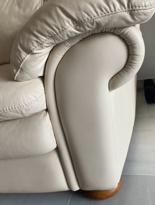 Divano in pelle beige a 2 posti