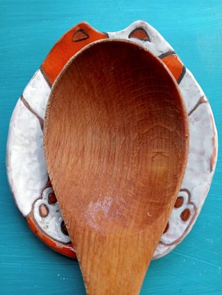 Supporto per cucchiai a forma di gatto in ceramica arancione e bianco