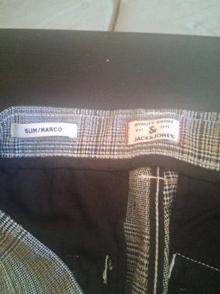 Pantalones de cuadros grises y marrones