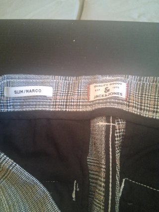 Pantalones de cuadros grises y marrones