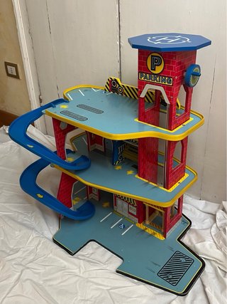 Parcheggio in legno con accessori.