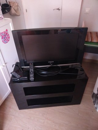 Mesa TV, televisor Samsung 26 + TDT
