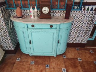 Mueble de salón vintage azul y madera