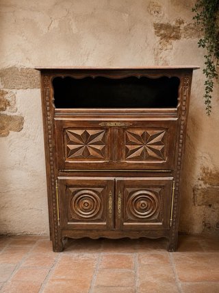 Mueble de madera tallada