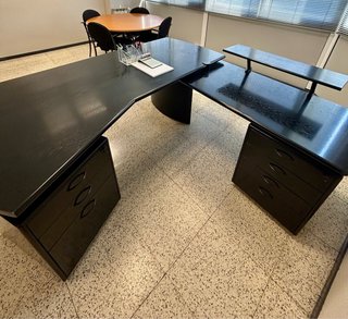 Mesa de oficina negra