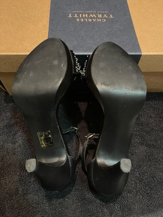 Zapatos de tacón negros adornados de Marypaz