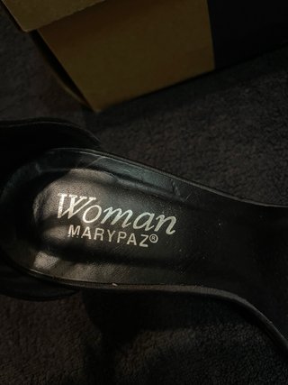 Zapatos de tacón negros adornados de Marypaz