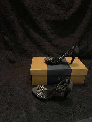 Zapatos de tacón negros adornados de Marypaz