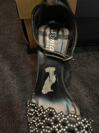 Zapatos de tacón negros adornados de Marypaz