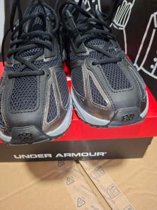 Zapatillas Under Armour Negras y Grises