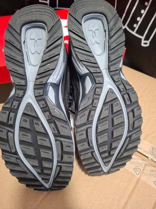 Zapatillas Under Armour Negras y Grises