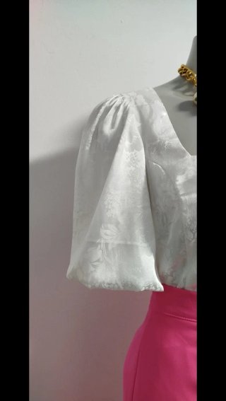 Falda asimétrica y blusa blanca