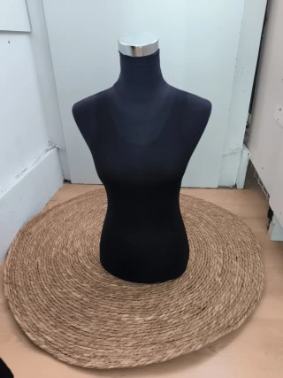 Maniquí negro para ropa