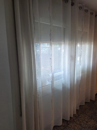 Cortina de comedor gris y blanca
