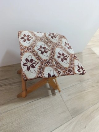 Taburete plegable de madera