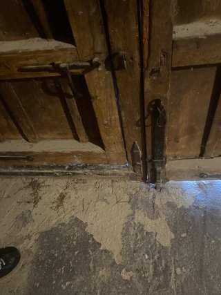 Portón madera maciza antiguo