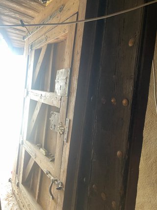 Portón madera maciza antiguo
