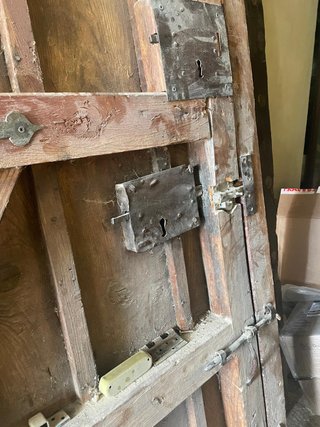 Portón madera maciza antiguo