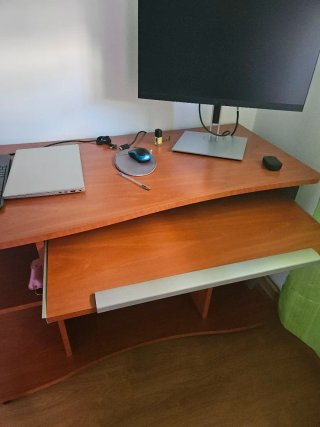 Escritorio con ruedas y diferentes compartimentos