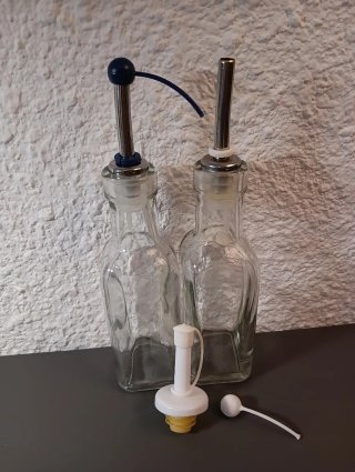 Set di due piccole bottiglie in vetro con tappi dosatori