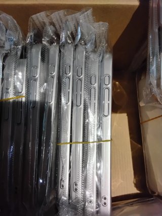 33 Carcasas iPhone IP17 Plateadas y Doradas