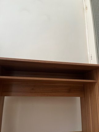 Escritorio de madera marrón