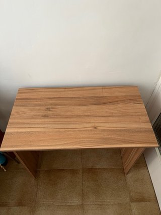 Escritorio de madera marrón