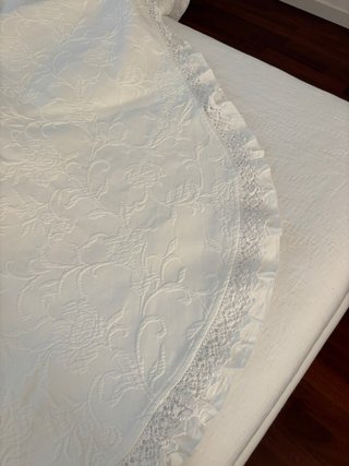 Copriletto bianco in cotone con ricami
