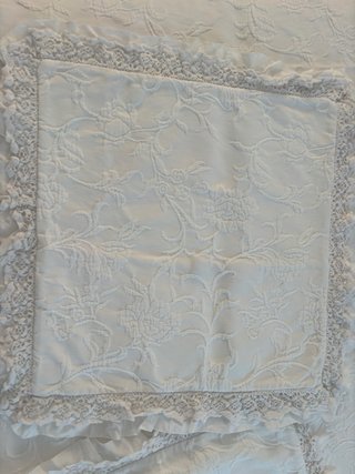 Copriletto bianco in cotone con ricami