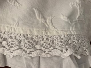 Copriletto bianco in cotone con ricami