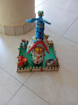 Casa de fantasía con dragón y hada