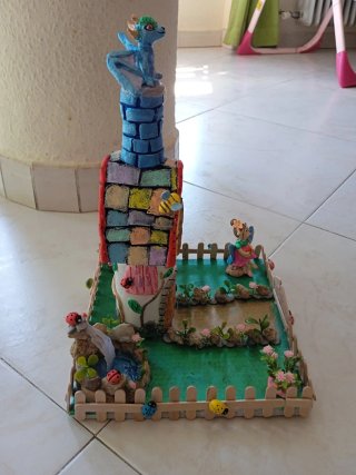 Casa de fantasía con dragón y hada