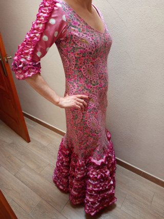 Traje Flamenca Rosa Volantes Lunares